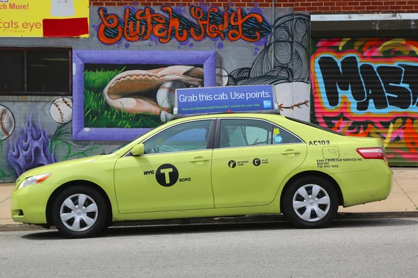 Nieuwe groen-gekleurde Boro taxi in Astoria sectie van Queens — Stockfoto