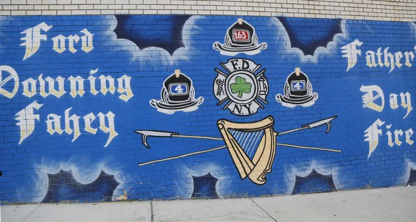 Mural in memory of fallen firefighters Harry Ford and Brian Fahey during Fathers Day fire on June 17, 2001 — Stock Photo, Image