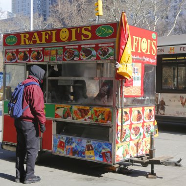 manhattan'ın sokak satıcısı sepeti