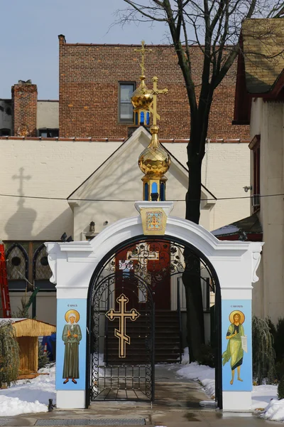 Russisch-orthodoxe kerk met traditionele gouden koepel in Brooklyn. — Stockfoto