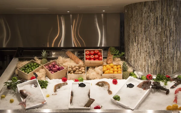 Vissen op ijs en produceren tentoongesteld in Italiaans restaurant — Stockfoto