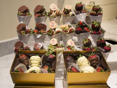 Süt ve çikolata çilek Godiva tarafından daldırma