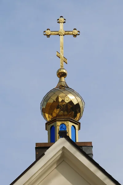 Cúpula dourada tradicional na Igreja Ortodoxa Russa — Fotografia de Stock