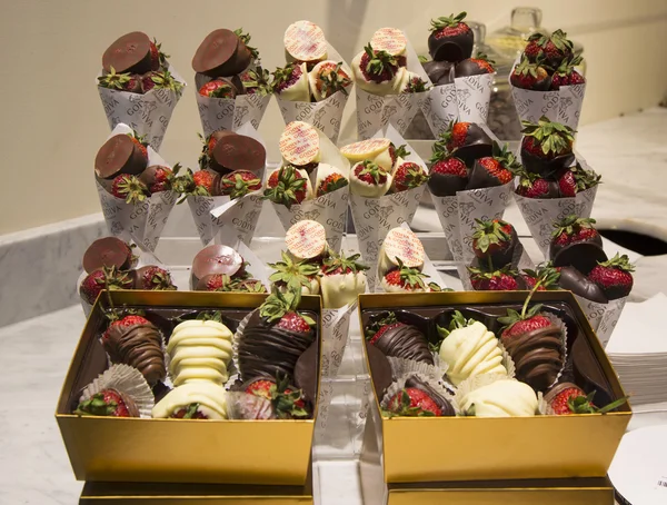 Milk and Dark Chocolate Dipped Strawberries by Godiva — Stock Photo, Image