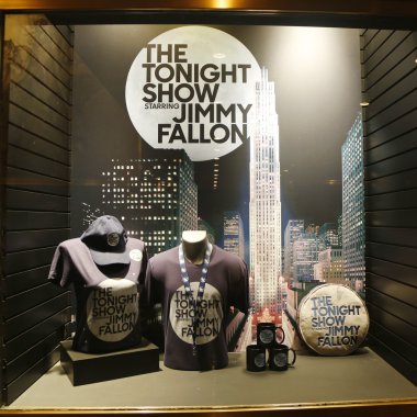 Tonight Show with Jimmy Fallon logosu Rockefeller Center ile dekore edilmiş Vitrini