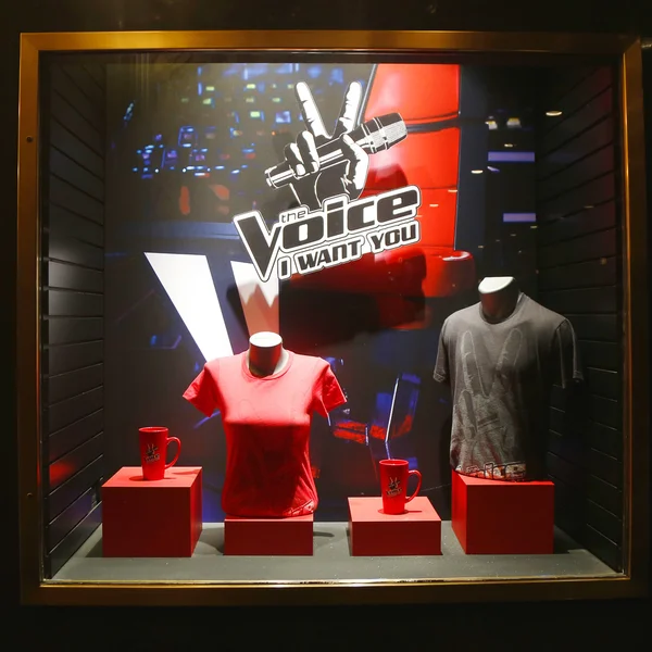 Pantalla de ventana decorada con el logotipo de The Voice TV Show en Rockefeller Center — Foto de Stock