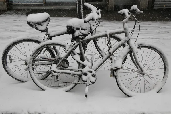 Ποδήλατα κάτω από χιόνι κατά τη διάρκεια μαζική χειμώνα θύελλα Thor — Φωτογραφία Αρχείου