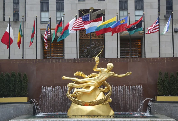 Socha prometheus na Dolním náměstí rockefeller center v Midtownu na Manhattanu — Stock fotografie