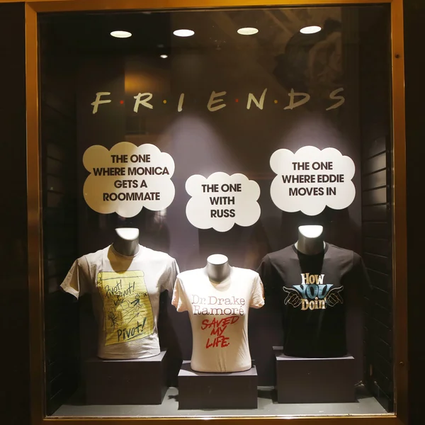 Vindusutstilling dekorert med Friends TV Show logo i Rockefeller Center – stockfoto