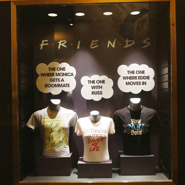 Window display decorated with Friends TV Show logo in Rockefeller Center — Stock Photo, Image