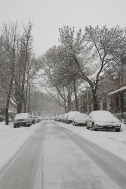 Brooklyn, NY büyük kış fırtına Thor sırasında kar altında otomobil
