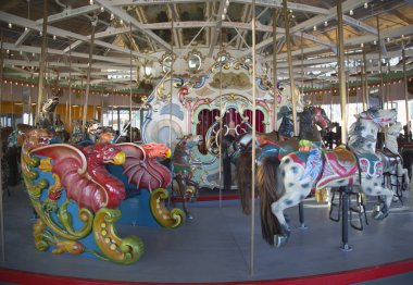 Brooklyn 'deki tarihi Coney Adası Boardwalk' ta geleneksel bir panayır B & B atlıkarıncasında atlar