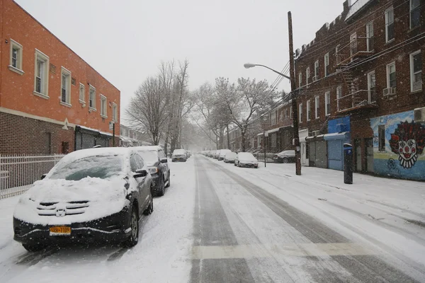 Coches bajo la nieve en Brooklyn, NY durante la masiva tormenta de invierno Thor — Foto de Stock