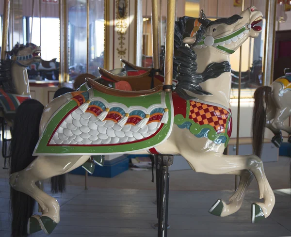 Cavalos em um carrossel tradicional de B & B no histórico Coney Island Boardwalk em Brooklyn — Fotografia de Stock