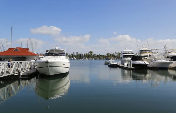 Частные лодки в Glorietta Bay Marina в Сан-Диего — стоковое фото