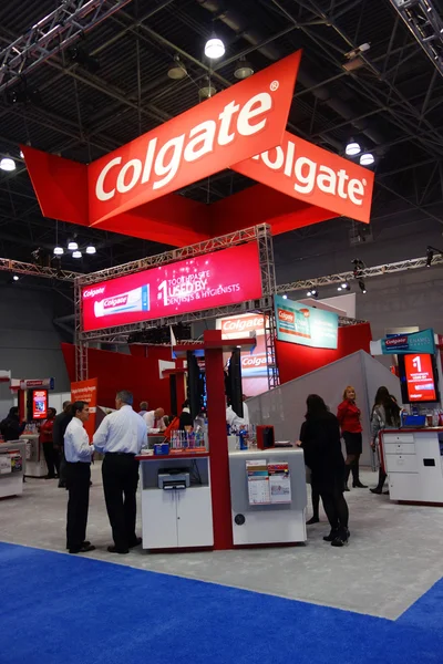 Colgate monter vid större ny dental möte i new york. — Stockfoto