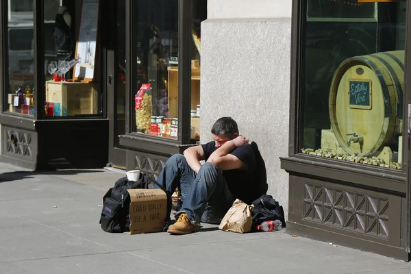 Bezdomovec v Madison Square v centru Manhattanu — Stock fotografie