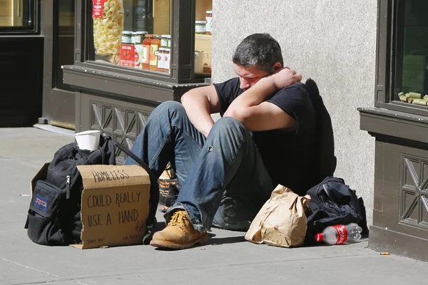 Bezdomny mężczyzna w Madison Square na Manhattanie — Zdjęcie stockowe