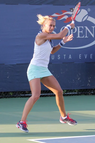 Professionele tennisspeelster Lesia Tsurenko uit Oekraïne tijdens ons Open 2014 kwalificatiematch — Stockfoto