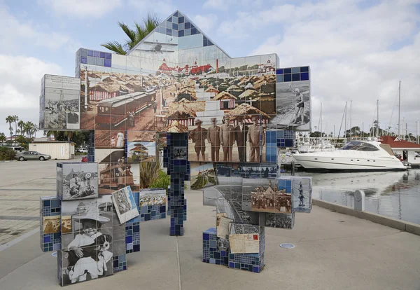 公共艺术马赛克显示在 Glorietta 湾游艇科罗纳多的帐篷城历史. — 图库照片