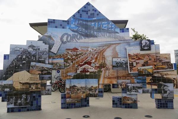 Mosaico de arte público muestra la historia de Coronado 's Tent City en Glorietta Bay Marina . — Foto de Stock