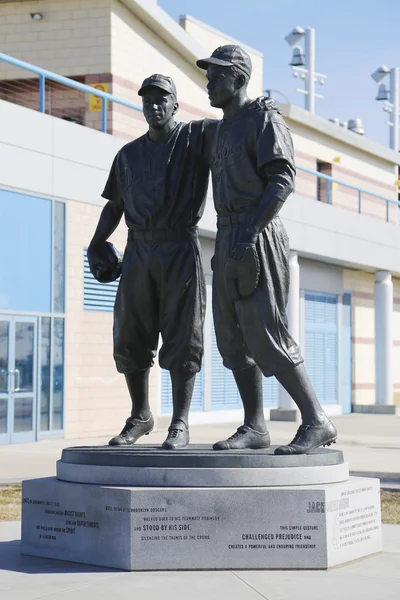 Jackie robinson ve pee wee reese heykel Brooklyn mcu basketbol sahası önünde — Stok fotoğraf