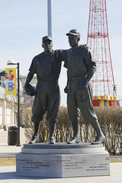 Estátua de Jackie Robinson e Pee Wee Reese em Brooklyn em frente ao estádio do MCU — Fotografia de Stock