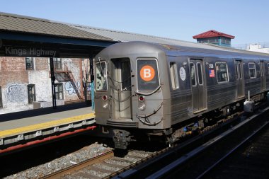 NYC metro B Kings otoyol Station Brooklyn'de gelen tren