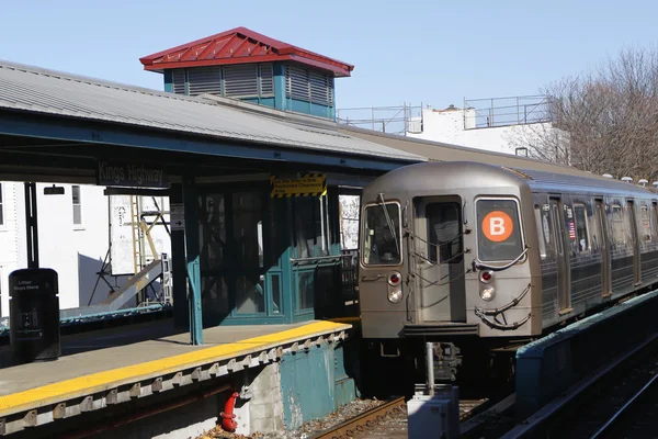 Pociąg B metra NYC przybywających na stacji Kings autostrady w Brooklyn — Zdjęcie stockowe