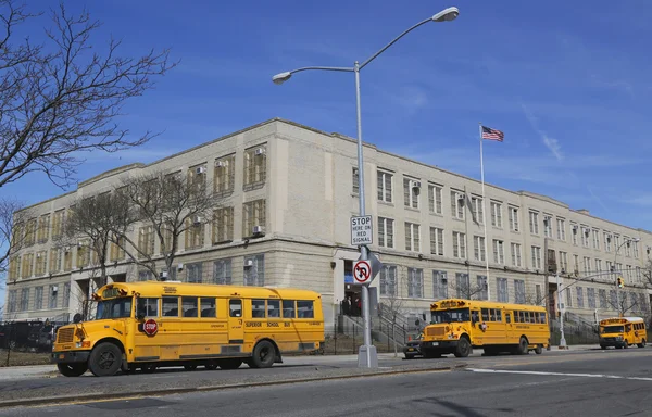 Autobuses escolares en el frente de la escuela pública en Brooklyn — Foto de Stock