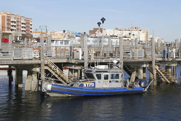 Nypd boat bietet Sicherheit an der sheepshead bay in brooklyn — Stockfoto