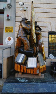 İtfaiyeciler Anıtı önünde New York City İtfaiye ekibi şirket 1 Brooklyn'de düşmüş,