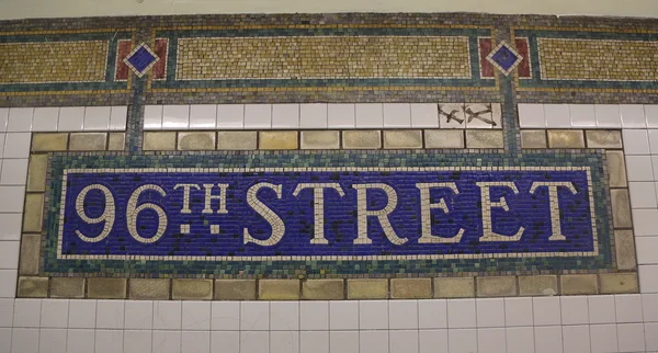 Mosaiska tecken på den 96: e Street tunnelbanestation på Manhattan — Stockfoto