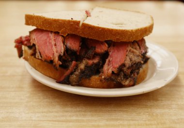 New York Şarküteri hizmet çavdar sandviç üzerinde ünlü pastırma