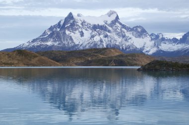 Lake Pehoe Torres del Paine Milli Parkı'nda, Patagonia, Şili görkemli Cuernos del Paine (Paine boynuzları) reflectoion