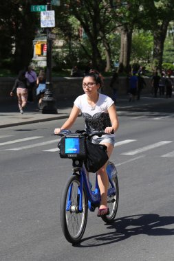 Manhattan'ın kimliği belirsiz Citi bisikleti rider