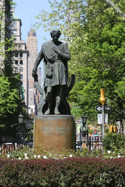 Estatua del actor estadounidense Edwin Booth como Hamlet en Gramercy Park — Foto de Stock