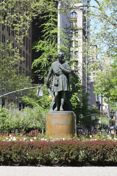 Statue of American actor Edwin Booth as Hamlet at Gramercy Park — Stock Photo, Image