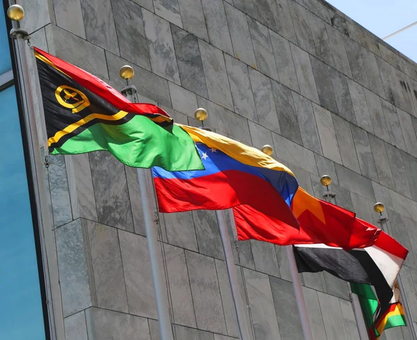 Drapeaux internationaux devant le Siège des Nations Unies à New York — Photo