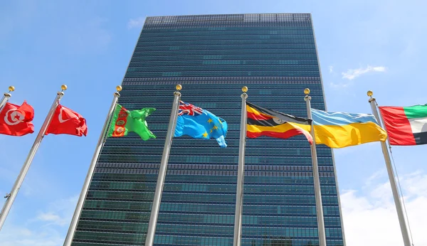 Drapeaux internationaux devant le Siège des Nations Unies à New York — Photo