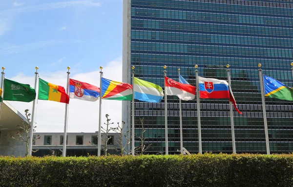 Banderas internacionales frente a la sede de las Naciones Unidas en Nueva York — Foto de Stock