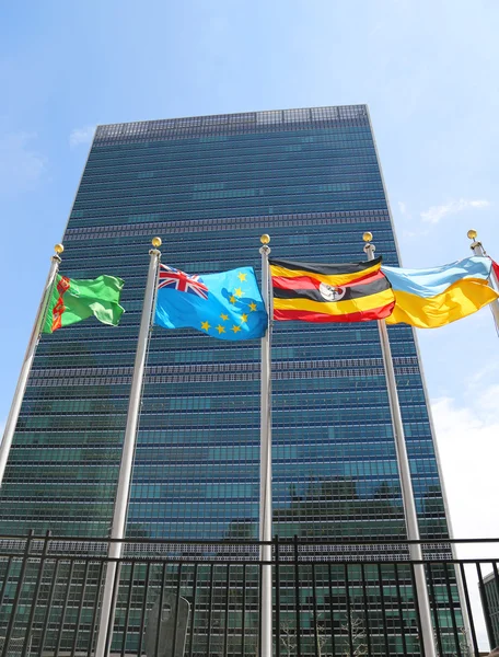 Banderas internacionales frente a la sede de las Naciones Unidas en Nueva York — Foto de Stock