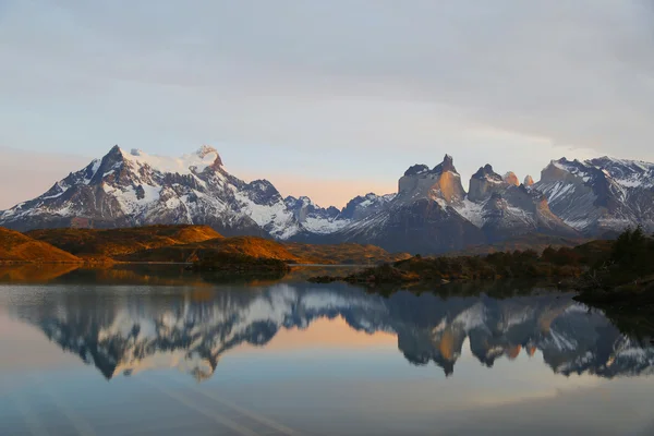 Cliffs of Los Kuernos reflection during sunrise at Lake Pehoe in National Park Torres del Paine — Stock Fotó