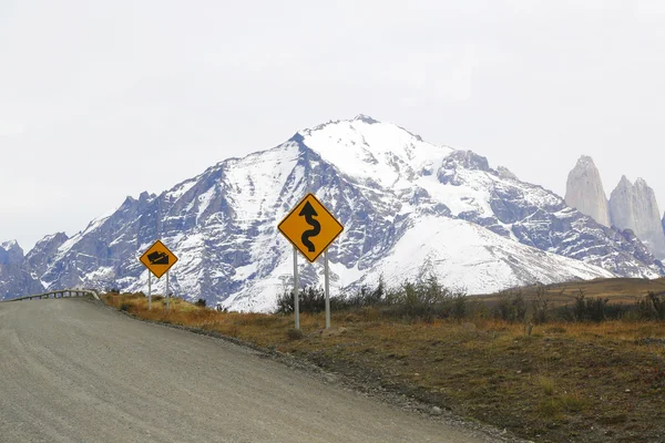 Road signs at the curved mountain road — Zdjęcie stockowe