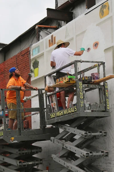 Straßenkünstler bemalt Wandbild in williamsburg in brooklyn — Stockfoto