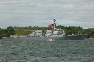 Geçit gemisi filosu hafta 2015, töreni sırasında Amerika Birleşik Devletleri Deniz kuvvetleri füze destroyeri USS Barry destekli