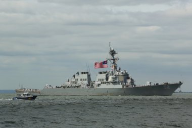 Geçit gemisi filosu hafta 2015, töreni sırasında Amerika Birleşik Devletleri Deniz kuvvetleri füze destroyeri USS Barry destekli