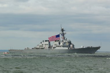 Geçit gemisi filosu hafta 2015, töreni sırasında Amerika Birleşik Devletleri Deniz kuvvetleri füze destroyeri USS Stout destekli