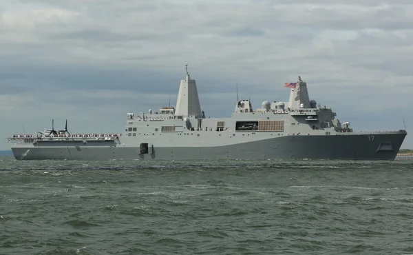 Uss San Antonio 着陆平台停靠的美国海军船只在舰队周 2015年游行 — 图库照片