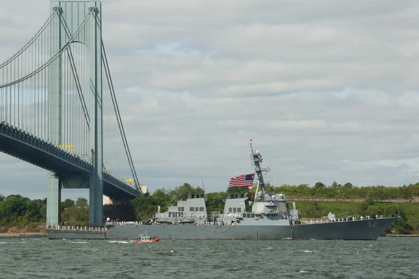 USS Barry s asistencí střela křižník námořnictva Spojených států během přehlídka lodí ve flotile týden 2015 — Stock fotografie